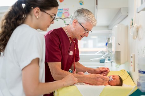 Dr. Salvador Navarro-Psihas von der Kinderklinik Dritter Orden Passau und DGKPin Lena Bögl, MSc, BSc, Stationsleitung am Klinikum Schärding, bei einer Untersuchung. 