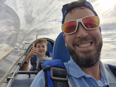 Selfie von Stephan Famler und seinem Sohn beim Fliegen.