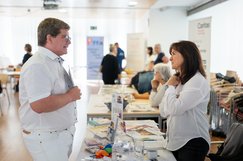 DDr. Alexander Lang besucht die Selbsthilfestände im Pyhrn-Eisenwurzen Klinikum Steyr
