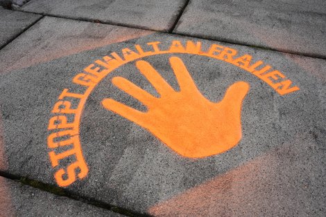 Aufgesprühte Hand am Boden