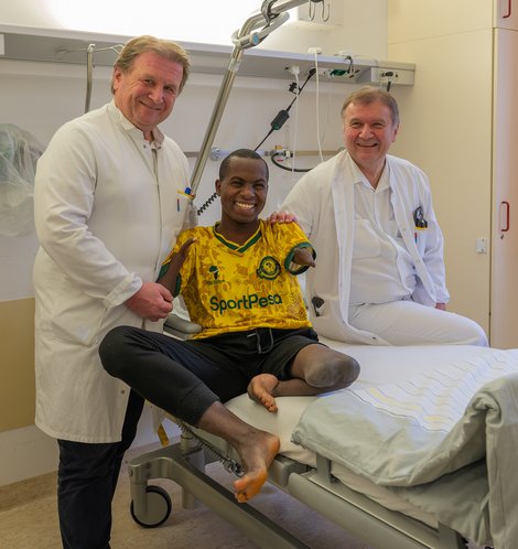 Oberarzt Dr. Thomas Pauzenberger (Orthopädie) und OA Dr. Christian Pauzenberger (Chirurgie) betreuen Biko. 