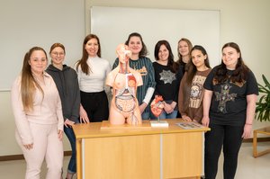 Auszubildende mit Körpermodell