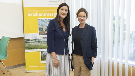 Maria Fitzinger und Yvonne Widler vor Plakat