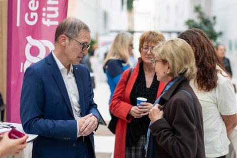 Expertengespräch mit Besuchern am OÖN Gesundheitstag