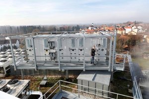 Kühlelemente am Dach des Klinikums Schärding