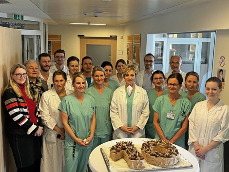 Teamfoto mit Torte
