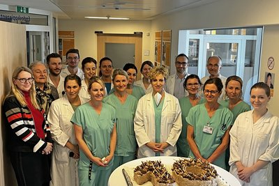 Teamfoto mit Torte