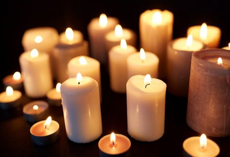 Verschiedene angezündete Kerzen