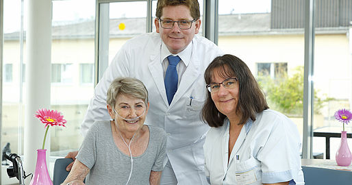 2 Mitarbeiter mit einer Patientin auf der Palliativstation