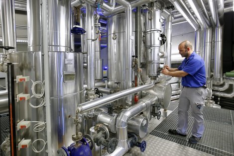 Florian Kirchmayr bei der Arbeit in der Haustechnik