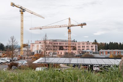 Außenansicht Klinikum Freistadt mit Baustelle