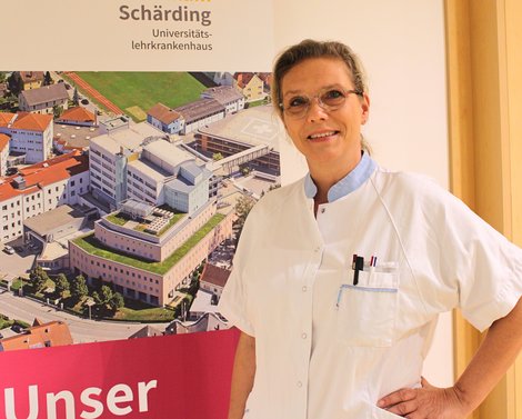 Pflegeexpertin in Dienstkleidung 