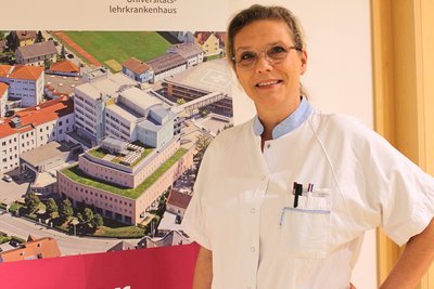 Pflegeexpertin in Dienstkleidung 