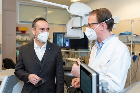 Der ärztliche Direktor Dr. Michael Hubich besichtigt den neuen Hightech-Laser bei Prim. Dr. Alexander Piotrowski
