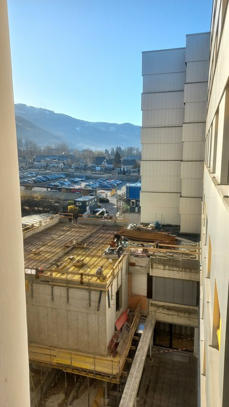 Ausblick von oben. Die baulichen Vorbereitungsarbeiten zur Installierung des neuen MRT's im Pyhrn-Eisenwurzen Klinikum laufen nach Plan.
