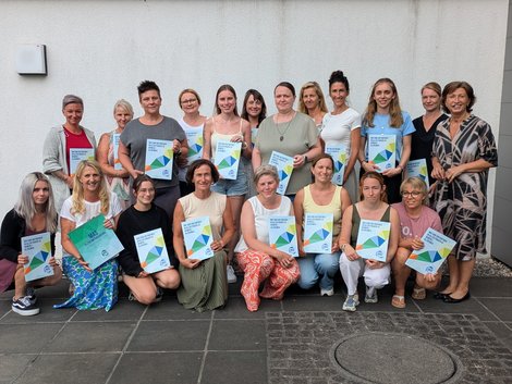 Gruppenfoto der Absolventinnen mit Diplomen in der Hand