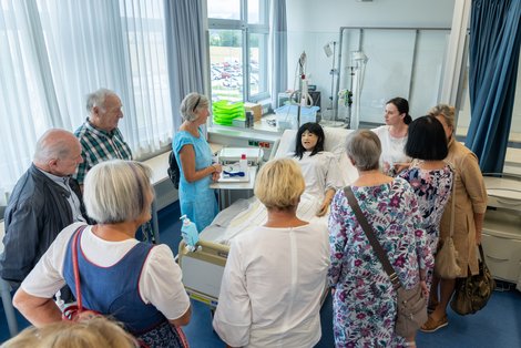 Besonderes Interesse weckte der Simulator, der aus der modernen Pflegeausbildung nicht mehr wegzudenken ist. 