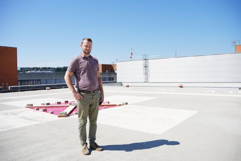 Matthias Soriat steht am Hubschrauberlandeplatz