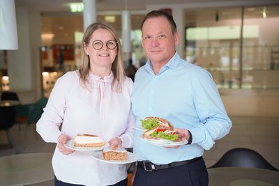 Christine und Peter Zehetner mit angebotenen Speisen