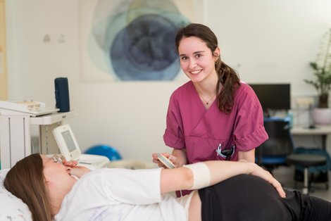 Hebamme Jana Höckner, BSc mit einer werdenden Mama im Kreißsaal