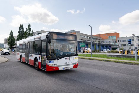 Bus fährt am Salzkammergut Klinikum Vöcklabruck vorbei