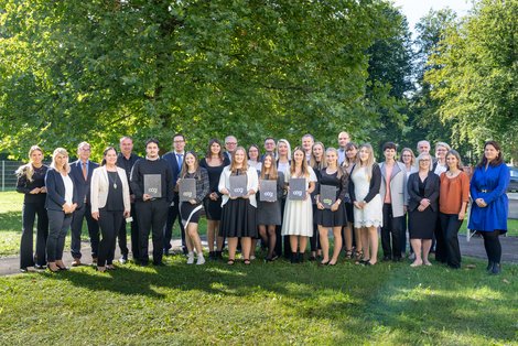 Die AbsolventInnen der Schule für Gesundheits- und Krankenpflege Gmunden mit ihren GratulantInnen.