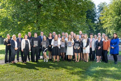 Die AbsolventInnen der Schule für Gesundheits- und Krankenpflege Gmunden mit ihren GratulantInnen.