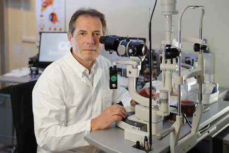 Prim. Buder vor Augen-Untersuchungsgerät