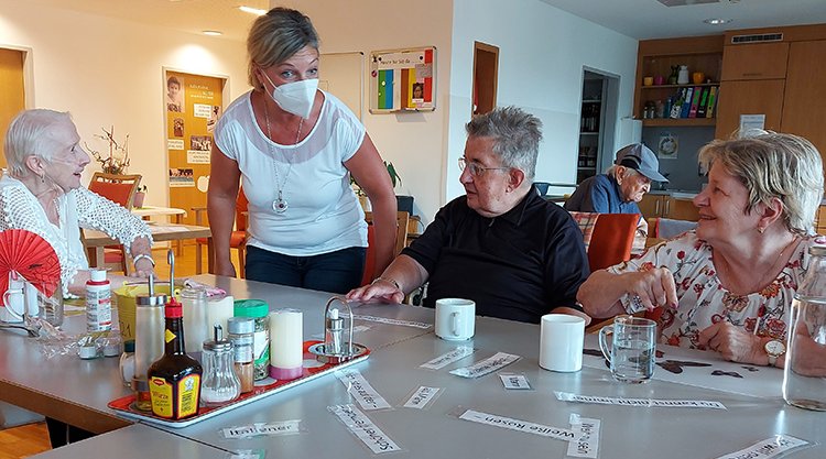Auszubildende bei der Arbeit mit dementen PatientInnen in einem Altersheim
