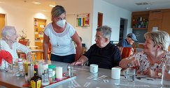 Auszubildende bei der Arbeit mit dementen PatientInnen in einem Altersheim