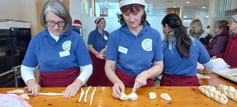 MitarbeiterInnen beim Striezel-Flechten