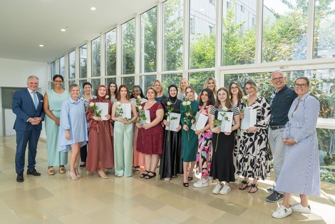 Bildtext 1: Die AbsolventInnen der Ordinationsassistenz an der Schule für Gesundheits- und Krankenpflege und medizinische Assistenzberufe am Kepler Universitätsklinikum mit ihren GratulantInnen.