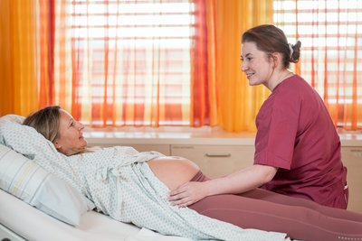 Hebamme betreut schwangere Frau