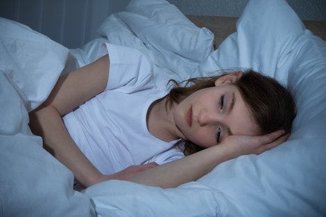 Kinder mit Einschlafproblemen im Bett