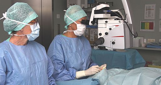 Ärzte bei der OP am Auge