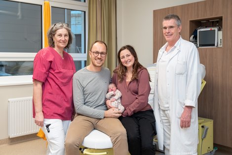 Foto 1: v.l.n.r. Hebamme Monika Kaiblinger, Familie Hebesberger mit der kleinen Linda und Primar Dr. Josef Hager