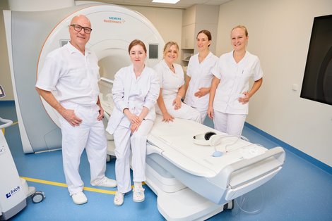Gruppenfoto des Teams der Radiologie beim neuen MRT