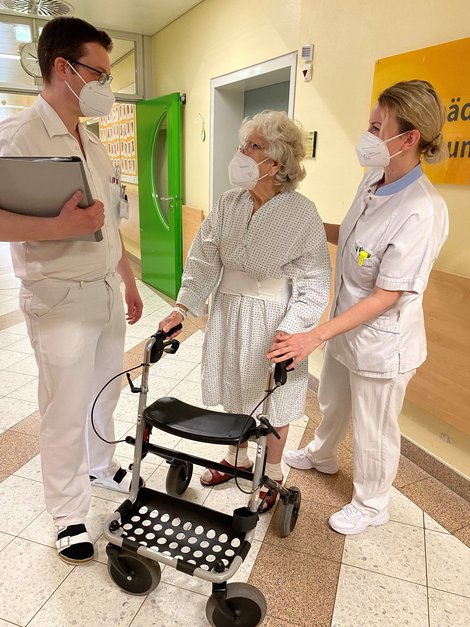 SpitalsmitarbeiterInnen mit Patientin