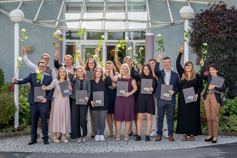 Gruppenbild: Die AbsolventInnen der Schule für Gesundheits- und Krankenpflege Rohrbach mit ihren GratulantInnen. 