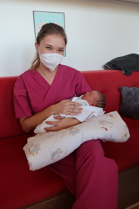 Hebamme in Ausbildung Magda Hamedinger mit Baby im Arm