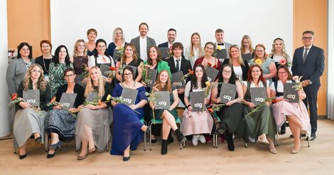 Gruppenfoto der AbsolventInnen mit Gratulanten