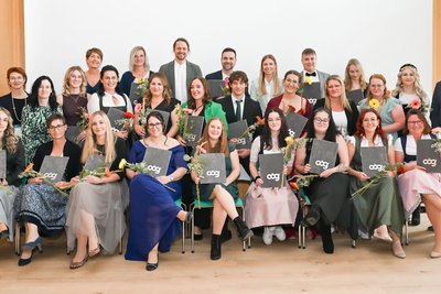 Gruppenfoto der AbsolventInnen mit Gratulanten