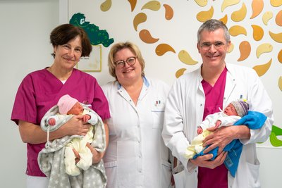 Teambild mit Prim. Dr. Josef Hager, der Stationsleitung DGKB Michaela Schweiger und der leitenden Hebamme Monika Kaiblinger