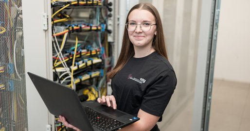 Lehrling IT Systemtechnik an einem Serverschrank