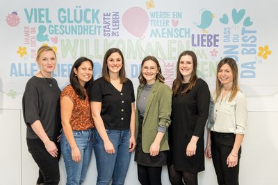 Gruppenfoto von sechs Hebammen