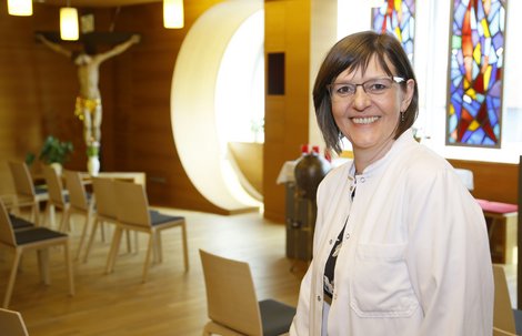 Seelsorgerin in der Krankenhauskapelle