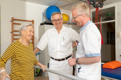 Mitarbeiter mit Patientin