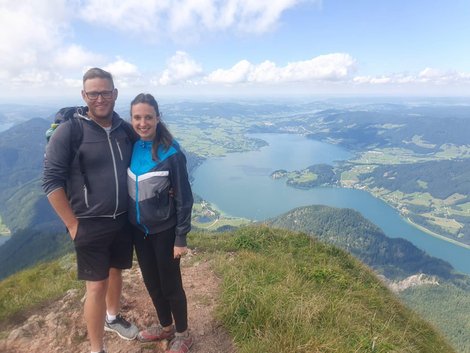 Eva-Maria und ihr Freund auf einem Gipfel beim Wandern in den Bergen