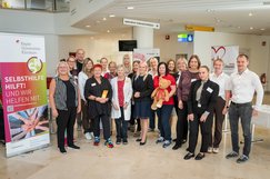 Gruppenfoto der Selbsthilfegruppen und Verantwortlichen im Kepler Uniklinikum