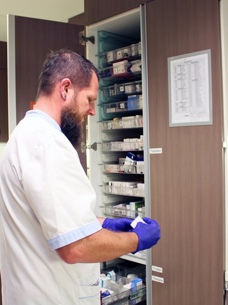 DGKP Michael Kerschhofer bereitet auf der Station für Unfallchirurgie und Orthopädie Medikamente aus einem Medikamentenschrank vor.